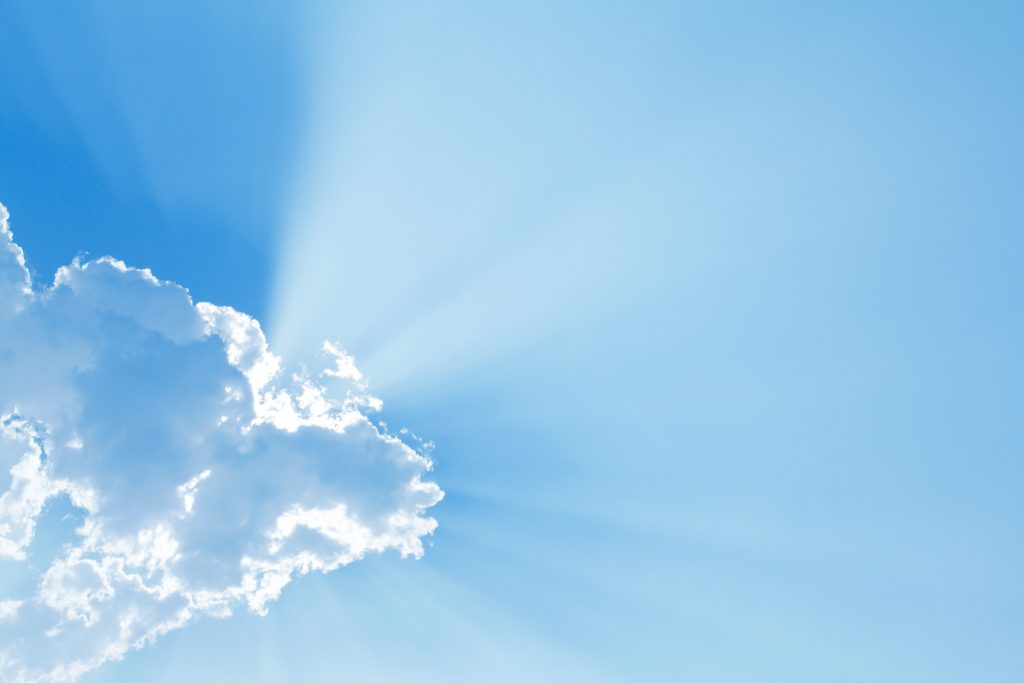 luftbestattung. blaue wolken und wind. sonnenstrahlen blicken durch die wolken.